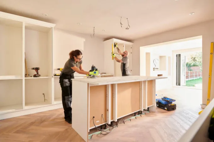 Profesionales realizando una reforma de cocina